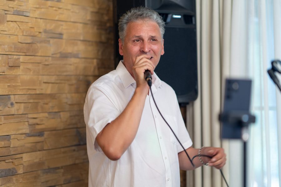Aidas Aidži dainuoja